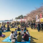 湘南・西湘でクラフトビール祭「うみちかマルシェ」開催へ。来場者がビールを楽しむ様子と地元グルメ、音楽が奏でる明るい雰囲気の景観。