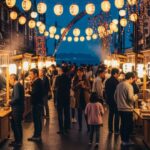 鵠沼海岸商店街で宵まち市の賑わいを感じる夜のマーケットの風景。地元の美味しい食べ物や楽しいイベントが楽しめる一夜の様子を表現しています。