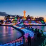湘南の宝石2025-2026イルミ続行を楽しむ人々が写る江の島の夜景。美しい光の演出が映える冬の風物詩を表現。